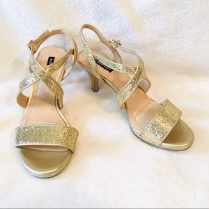 NWOT Alex Marie Gold Heels
